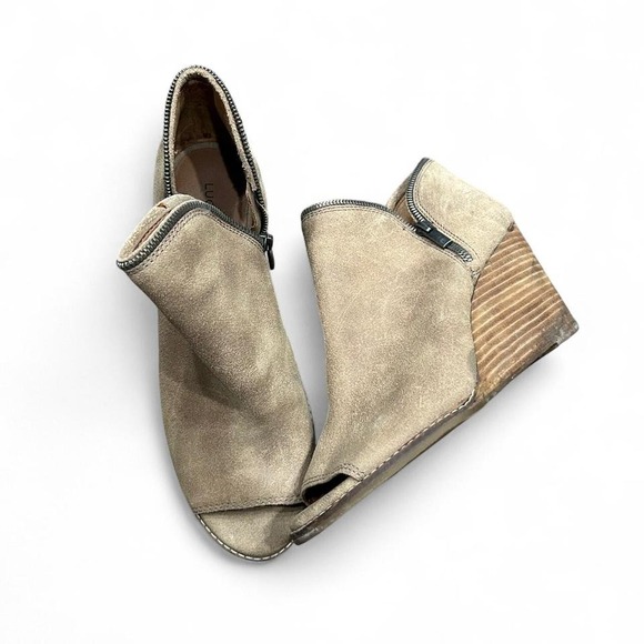 womens tan suede booties size 9-5 - Picture 1 of 6